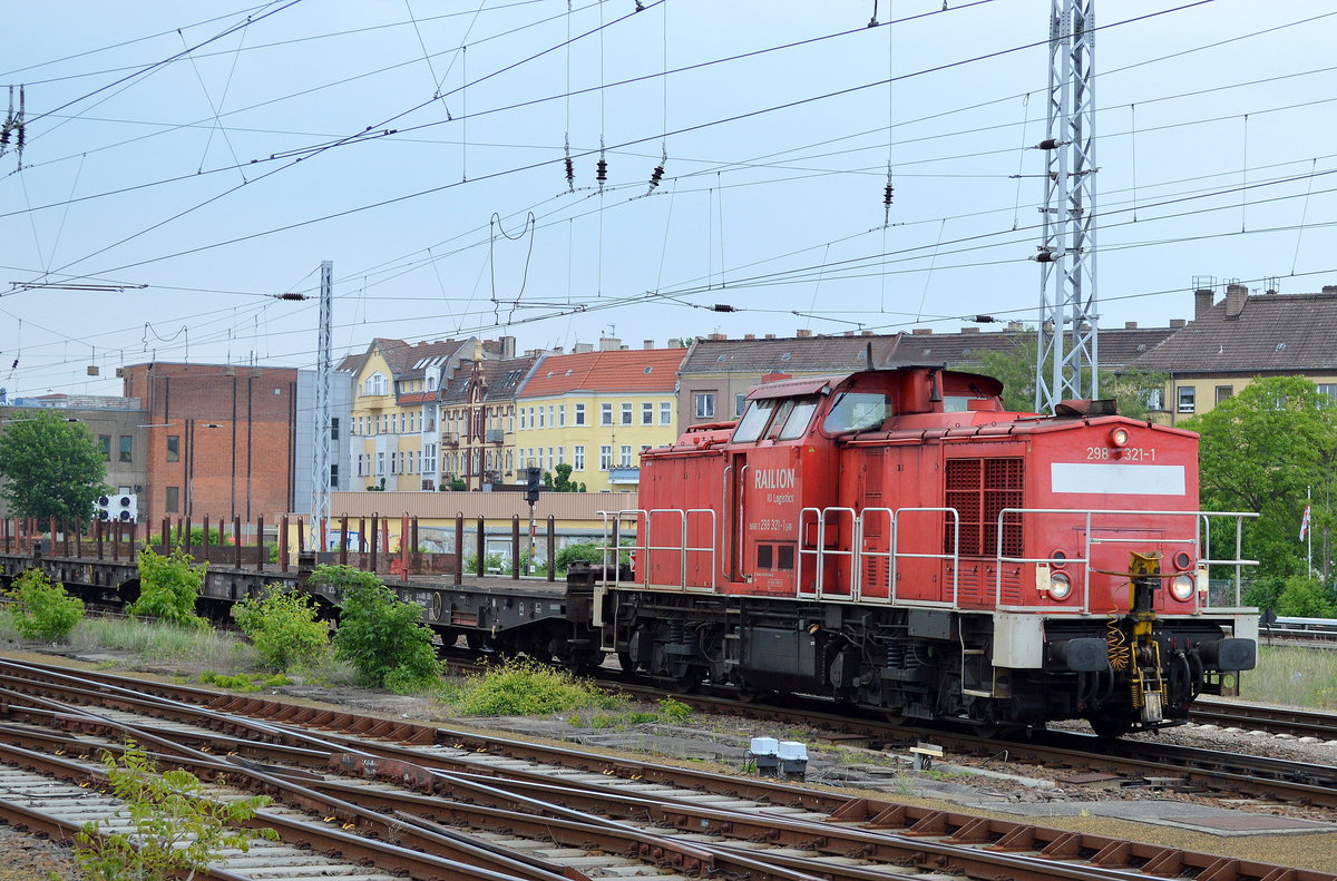 298 321-1 mit gemischtem Übergabegüterzug, relativ lang, daher schob hinten einen weitere 298ér mit an, 18.05.16 Durchfahrt Bf. Berlin-Lichtenberg.  