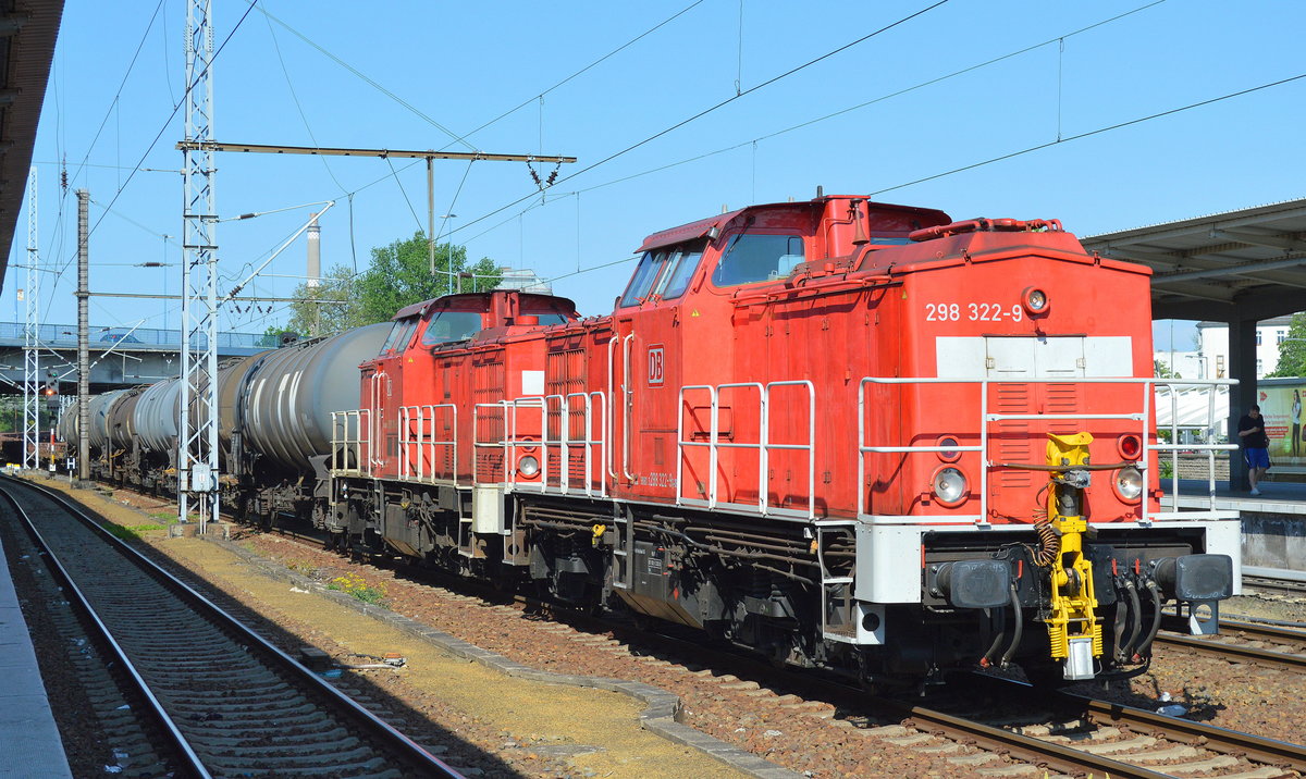 298 322-9 + 298 324-5 mit einem ungewohnt langen G�terzug aus verschiedenen G�terwagen bei der Durchfahrt Bhf. Berlin-Lichtenberg, 13.05.16