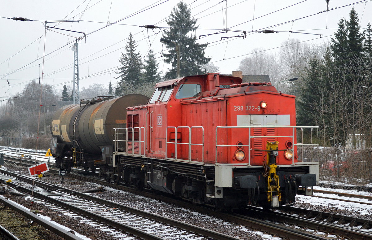 298 322-9 mit einem Kesselwagen bei einer Übergabefahrt am 18.01.17 Berlin-Hirschgarten.