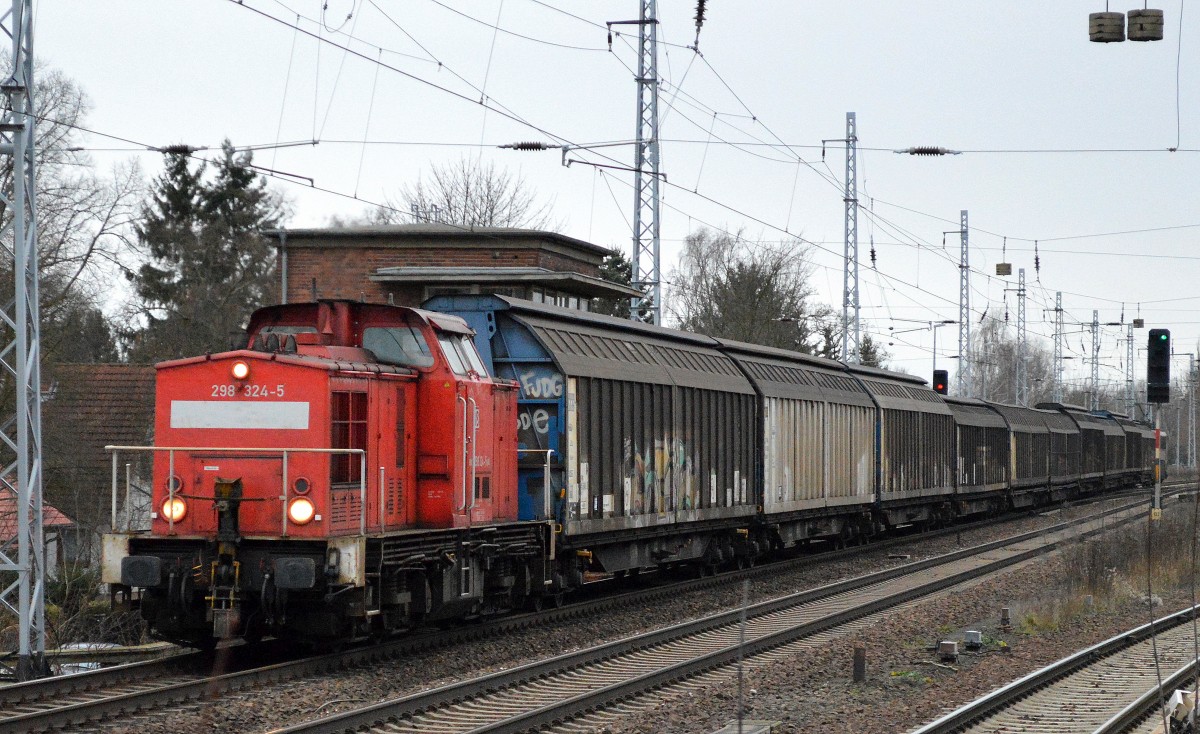 298 324-5 mit einigen Schiebewandwagen und 155 138-1 hinten dran am 09.01.15 Richtung Bernau in Berlin-Karow.