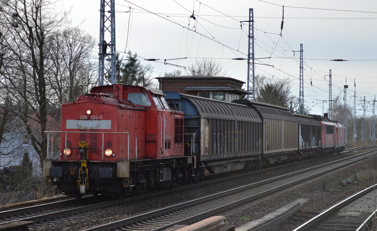 298 324-5 mit einigen Schiebewandwagen und 155 271-0 + 185 300-1 am Haken Richtung Bernau am 16.01.15 Berlin-Karow.