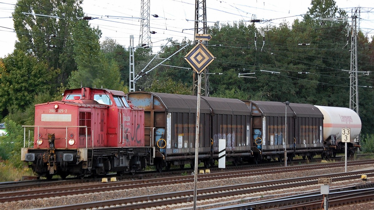 298 325-2 kommt mit drei G�terwagen (�bergabedienst) vom Industrie�bergabegebiet Nordost Richtung Berlin-Lichtenberg gefahren, 01.10.13 Berlin-Springpfuhl.