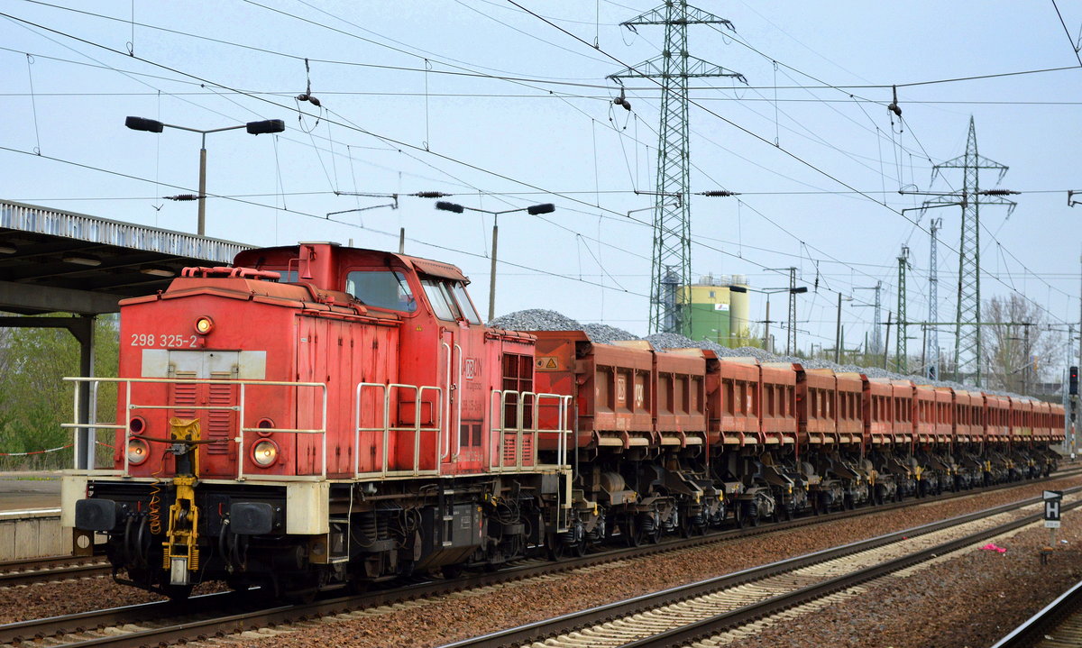 298 325-2 mit Schotterzug am 15.04.16 Bf. Flughafen Berlin-Schönefeld.