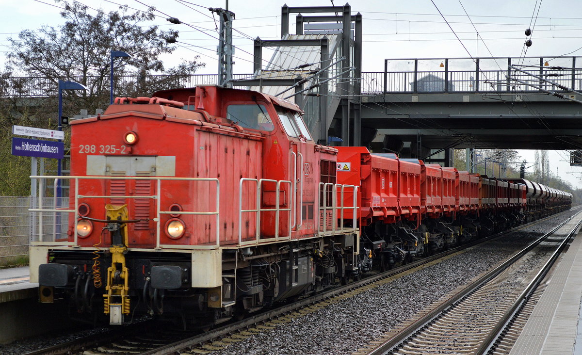 298 325-2 mit Schotterzug (leer) am 06.04.16 Berlin-Hohenschönhausen.