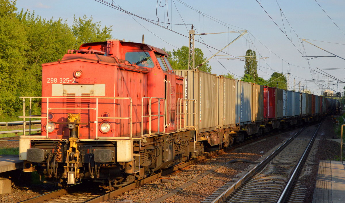 298 325-2 verlässt mit einem Containerzug die Industrieübergabe Nordost, diese Cntainertragwagen stehen sonst im Gbf. Berlin-Neukölln, 22.05.17 Berlin-Hohenschönhausen.