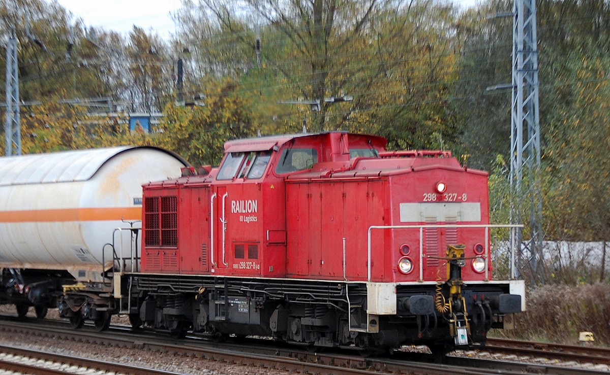 298 327-8 mit einigen G�terwagen (�bergabezug) Richtung Industrie�bergabegbiet Berlin Nordost, 29.10.13 Berlin-Springpfuhl.