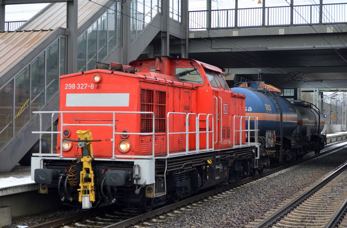 298 327-8 mit zwei Gasdruckkesselwagen bei einer Übergabefahrt am 25.02.16 Berlin-Hohenschönhausen.