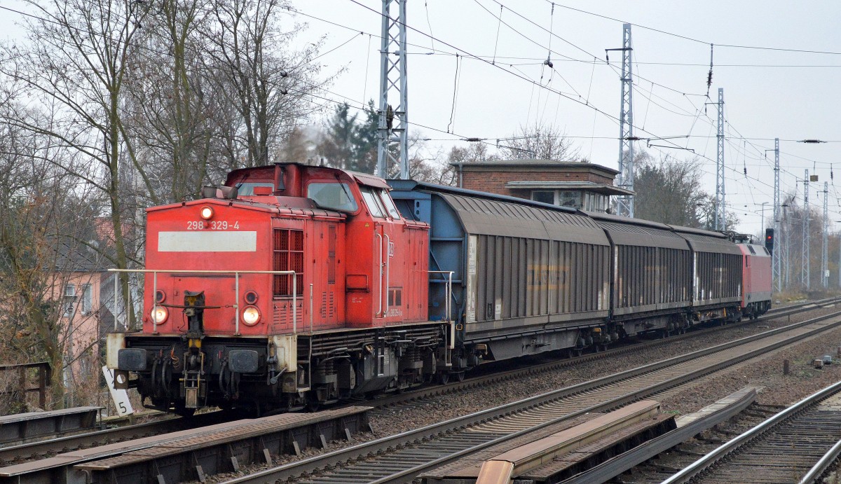 298 329-4 mit einigen Schiebewandwagen und 152 018-8 hinten dran am 02.12.14 Berlin-Karow. 