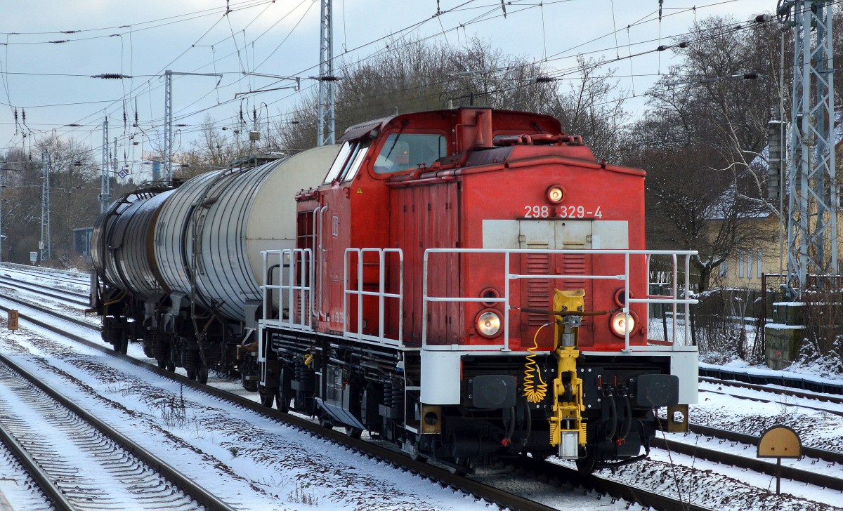 298 329-4 mit zwei Kesselwagen bei einer Übergabefahrt am 20.01.16 Berlin-Hirschgarten.