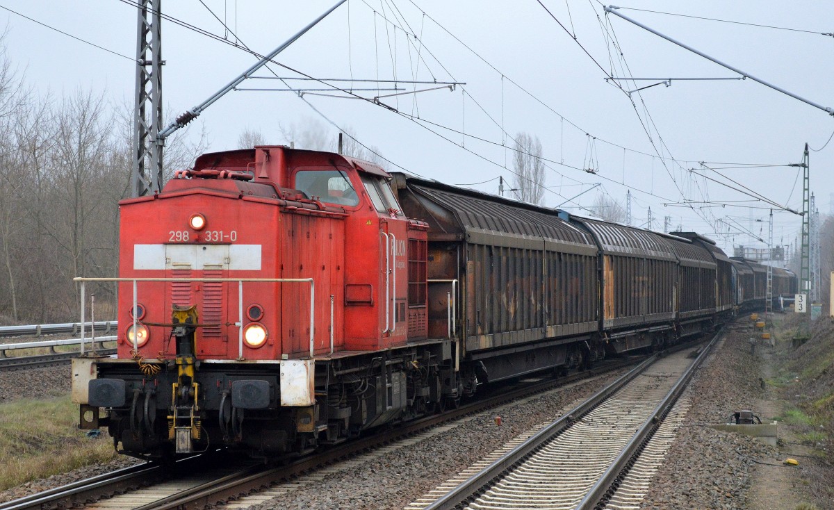 298 331-0 mit einigen Güterwagen und 155 081-3 hinten dran am 21.01.15 Berlin-Hohenschönhausen.