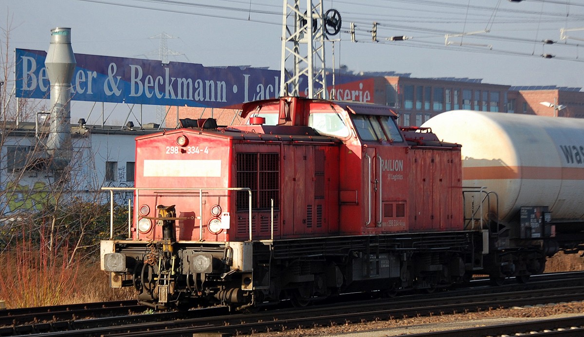 298 334-4 mit einem Übergabezug von zwei Gasdeuckkesselwagen am 13.12.13 Berlin-Springpfuhl.