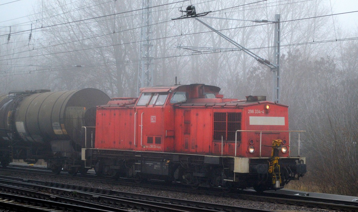 298 334-4 mit zwei Kesselwagen zur Übergabe Richtung Industrieübergabegbiet Berlin-Nordost am 14.12.15 Berlin-Springpfuhl.