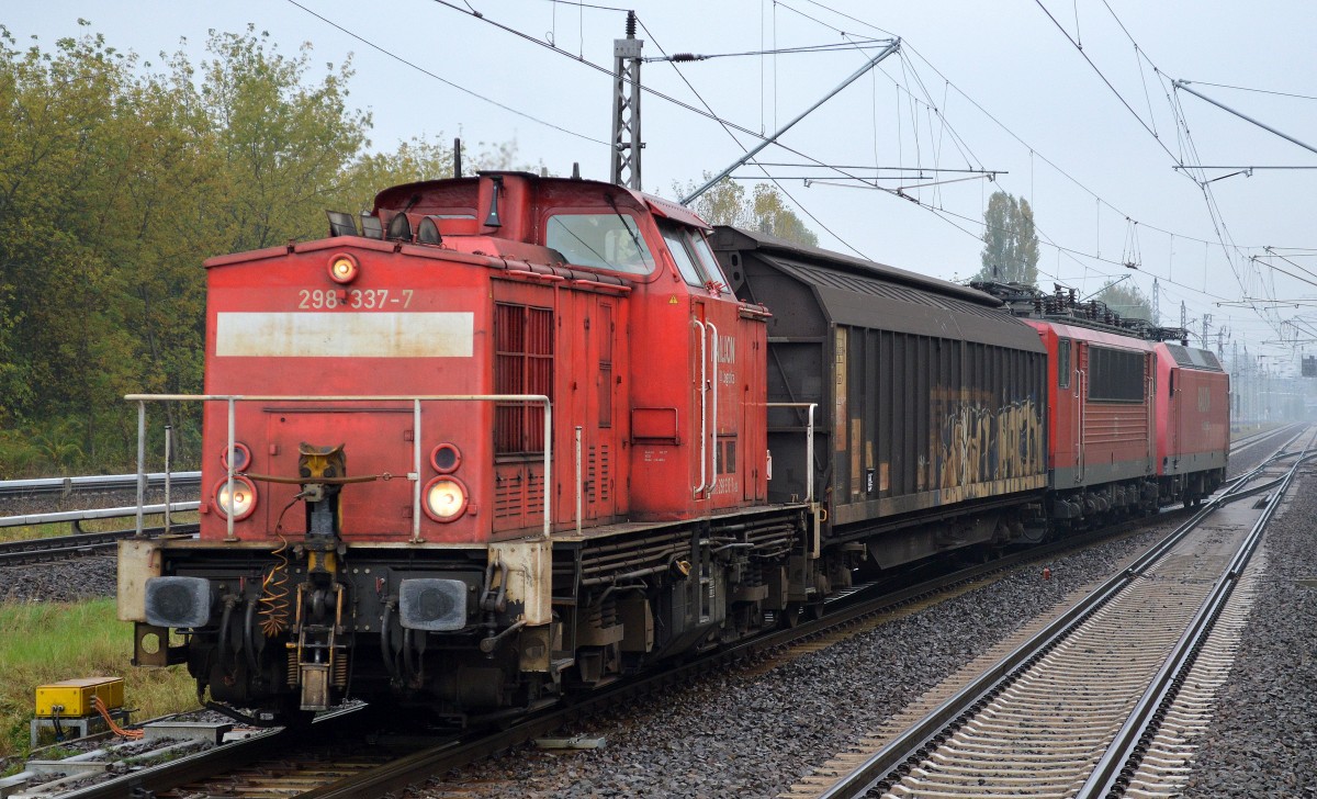 298 337-7 mit einem SChiebewandwagen und 155 253-8 + 145 062-6 am haken am 30.09.14 Berlin-Hohenschönhausen.