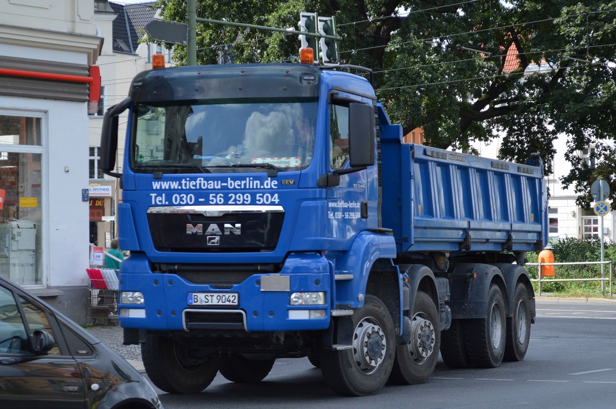 4-Achs Kipper MAN TGS 35.440 der Fa. Tiefbau-Berlin.de am 25.08.14 Berlin-Niederschönhausen.
