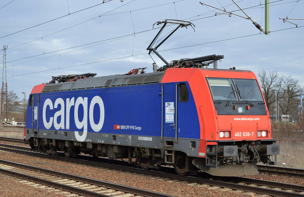 482 038-7 immer noch für LOCON? am 16.03.17 Durchfahrt Bf. Flughafen Berlin-Schönefeld.