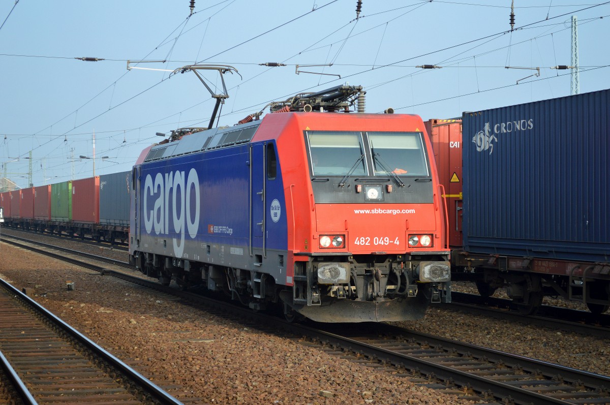 482 049-4 für LOCON aktiv bei der Durchfahrt am 29.10.15 im Bhf. Flughafen Berlin-Schönefeld.