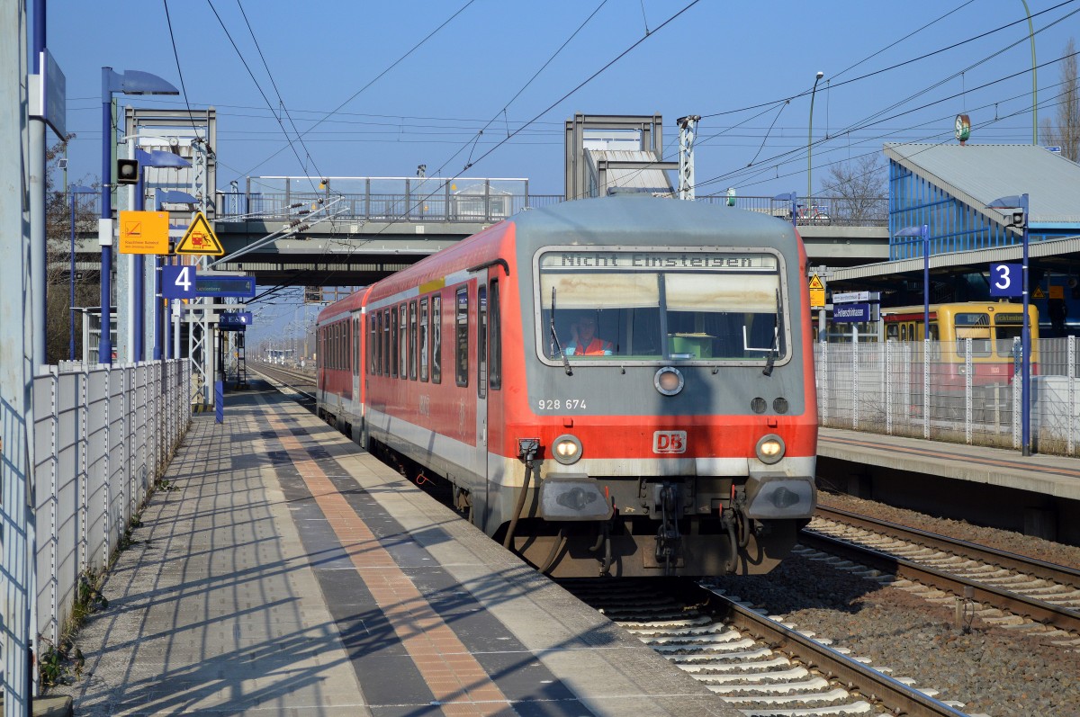 928 674 auf Dienstfahrt Richtung Berlin-Lichteberg am 17.02.15 Durchfahrt Berlin-Hohenschönhausen.