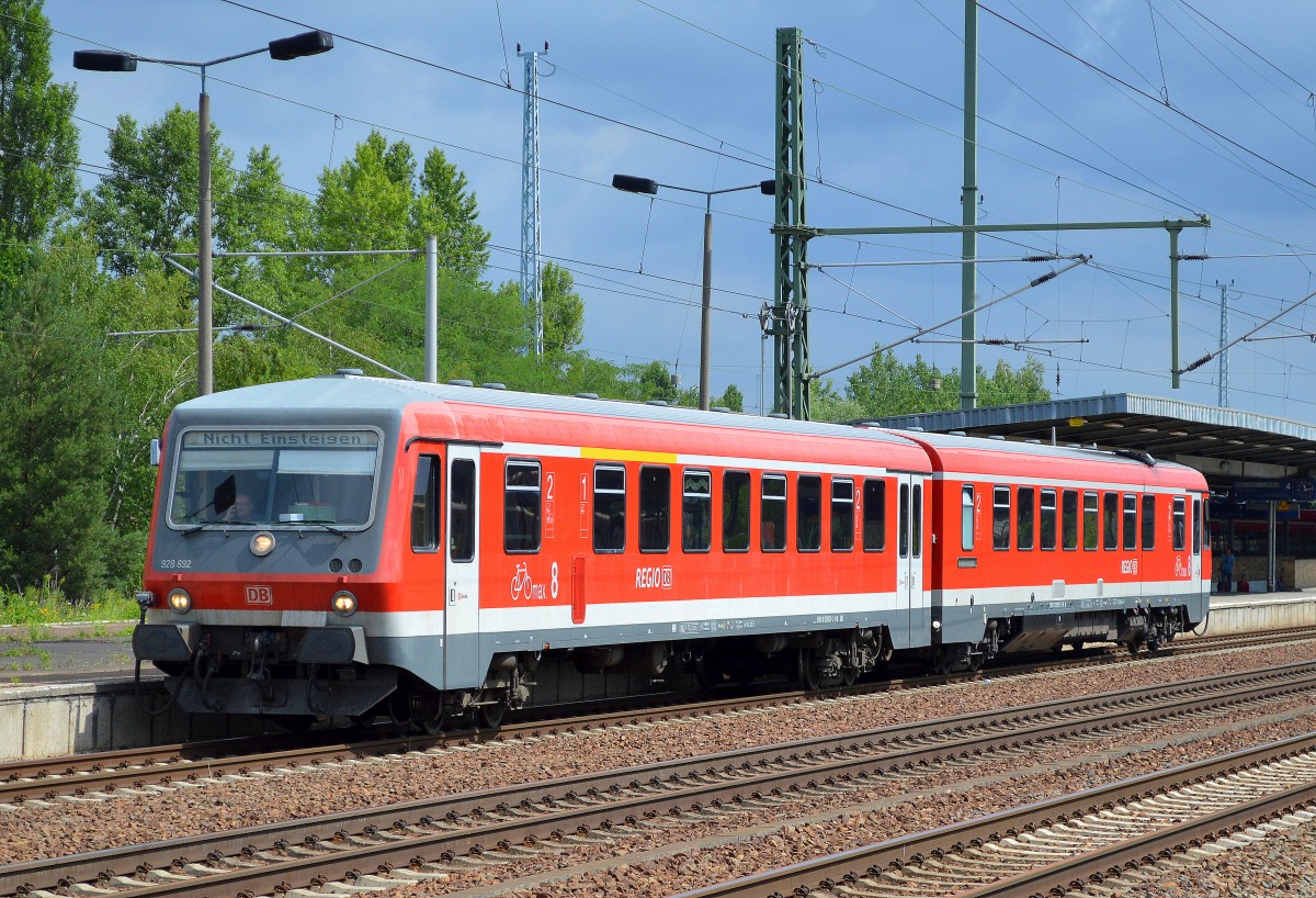 928 692 am 21.07.15 Durchfahrt Bhf. Flughafen Berlin-Schönefeld.