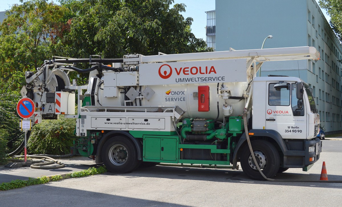Abwasserspülfahrzeug der Fa. VEOLIA UMWELTSERVICE, ein MAN LE 18.280 im Einsatz am 27.08.14 Berlin-Pankow.