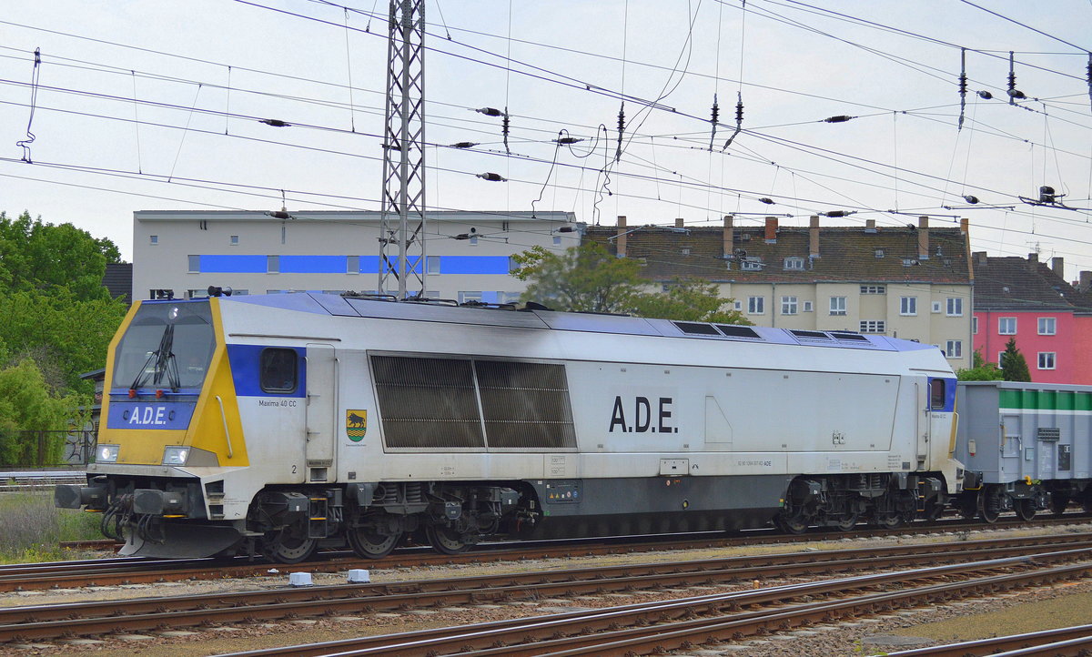 ADE 264 007-6 mit einem Ganzzug firmeneigener offener Güterwagen am frühen Abend bei der Durchfahrt Bf. Berlin-Lichtenberg, 18.05.16