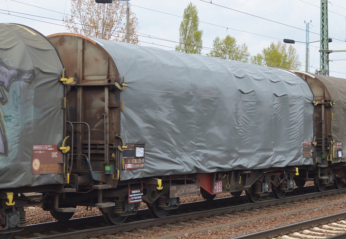 Älterer Drehgestell-Flachwagen mit Schiebeplane für Stahlcoil-Transporte vom Einsteller ERMEWA mit der Nr. ?? RIV 87 F-ERSA 4776 723-0 Shimms-u 58 9 am 21.04.17 Bf. Flughafen Berlin-Schönefeld.