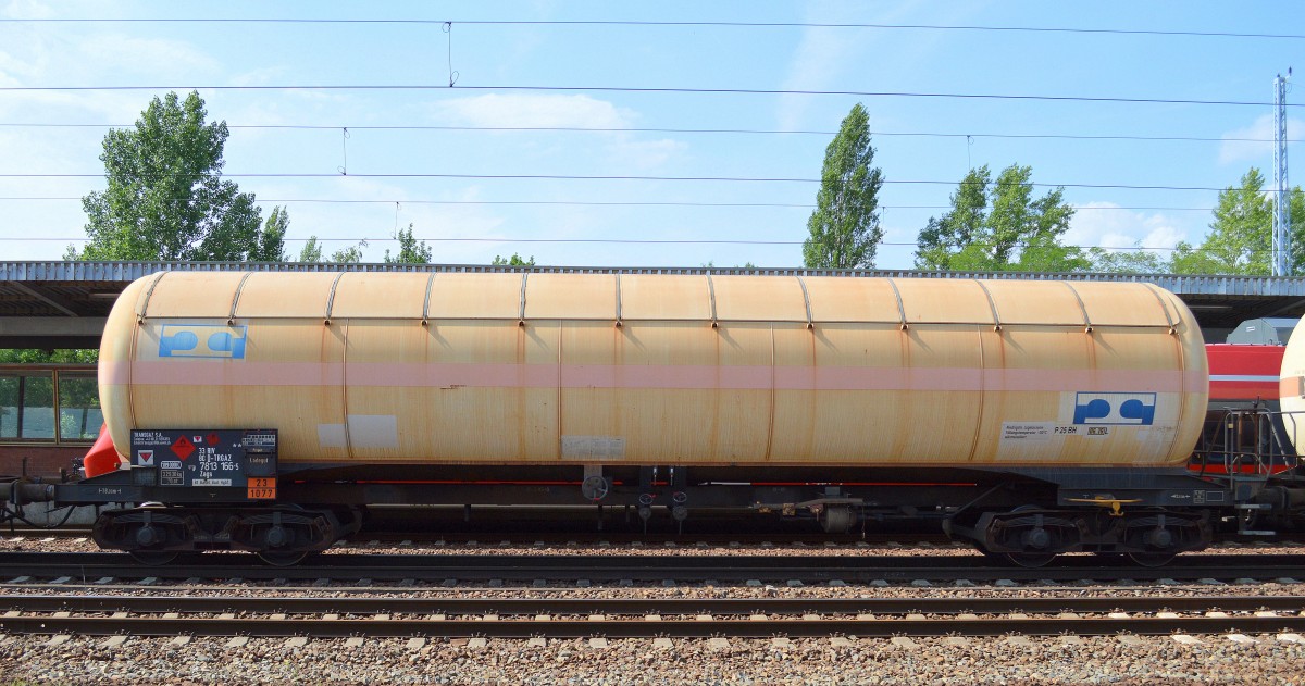 Älterer Druckgaskesselwagen mit Sonnendach der Fa. TRANSGAZ S.A. mit der Nr. 33 RIV 80 D-TRGAZ 7813 166-5 Zags Bf. Basel Bad Hgbf. (UN-Nr. 23/1077 = Propen) am 16.07.15 Bhf. Flughafen Berlin-Schönefeld.