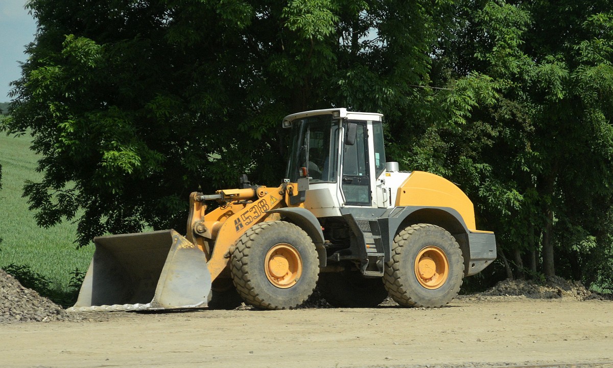 �lterer LIEBHERR 538 Radlader aus dem ICE Fenster heraus abgelichtet irgendwo in Niedersachsen, 03.06.14