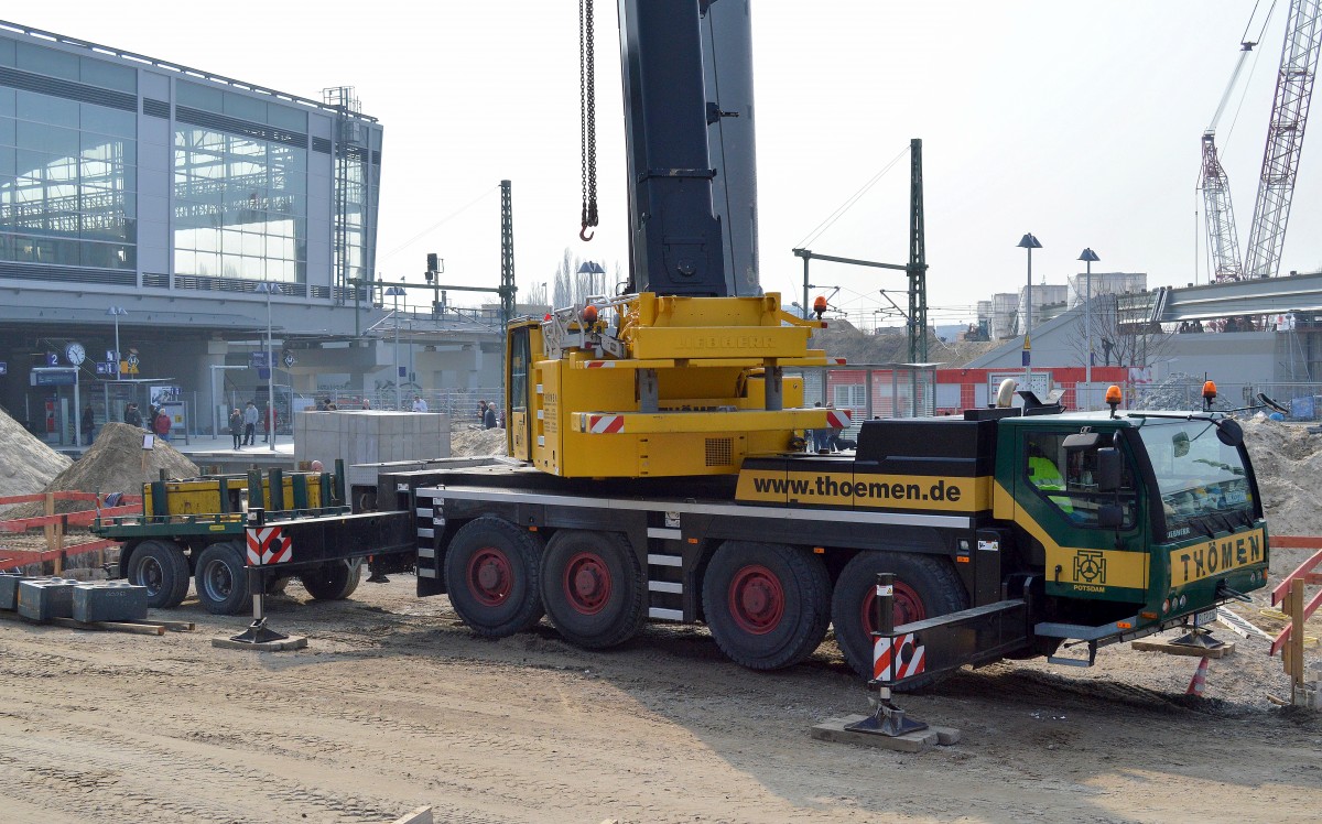 Älterer LIEBHERR Fahrzeugkran LTM? mit Hänger der Fa. THÖMEN am 24.03.15 Großbaustelle Berlin-Ostkreuz. 