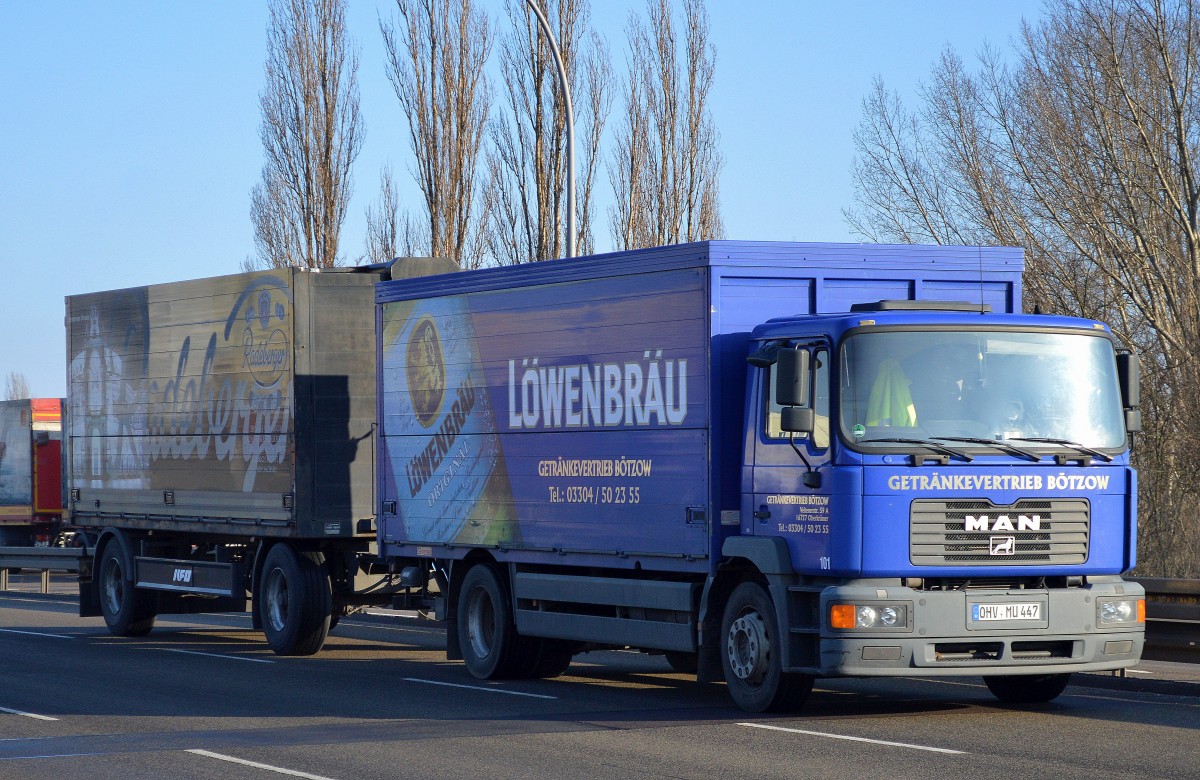 Älterer MAN LKW Typ? mit Kastenaufbau mit Hänger der Fa. Getränkevertrieb Bötzow am 17.02.16 Berlin-Heinersdorf.