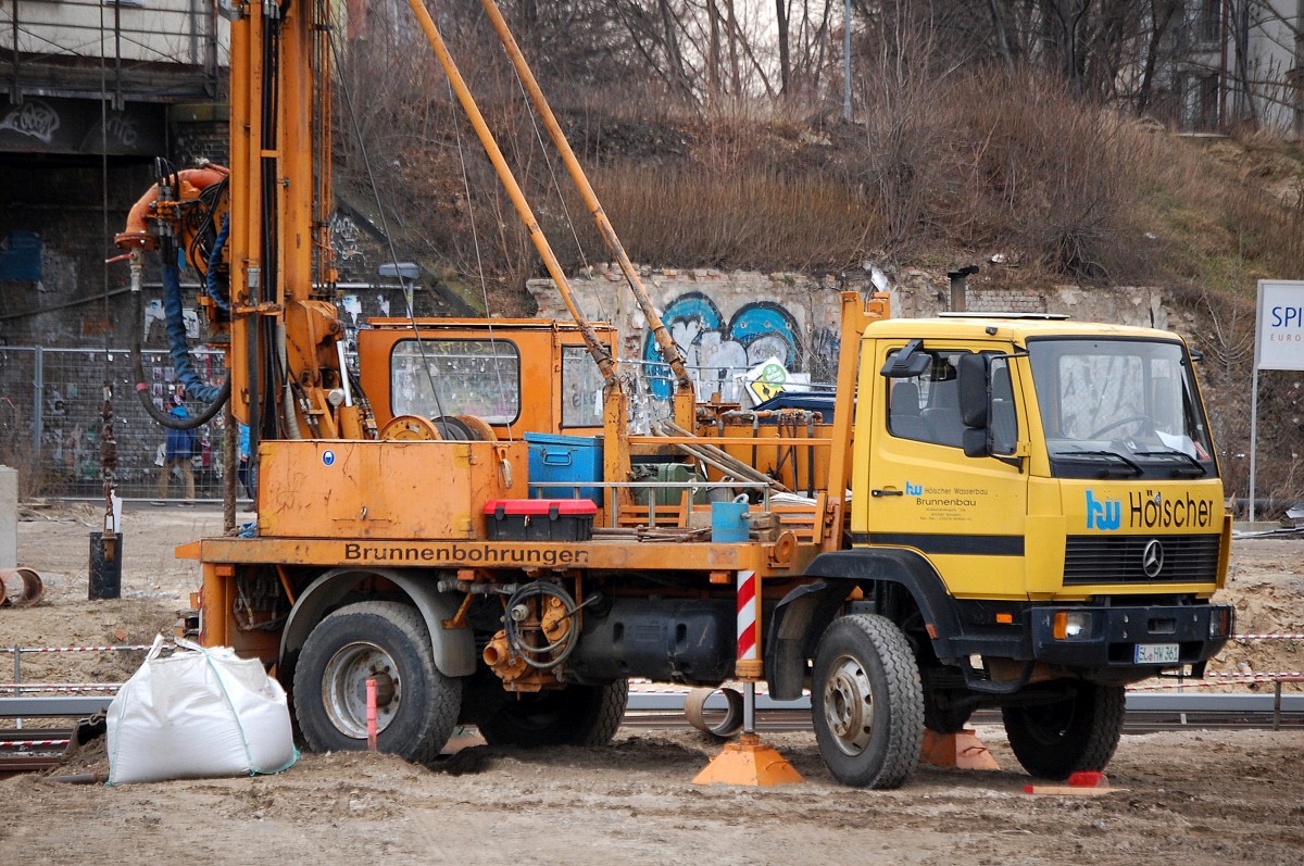 Älterer MB LKW mit Bohrturmaufsatz der Fa. hw Hölscher Wasserbau Brunnenbau am 18.02.14 im Einsatz Großbaustelle Berlin-Ostkreuz.