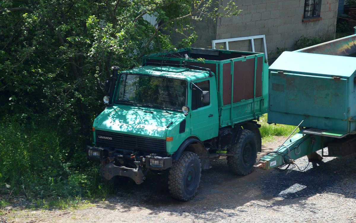 Älterer MB UNIMOG am 16.05.14 Nähe Fulda aus dem Regionalzugfenster. 