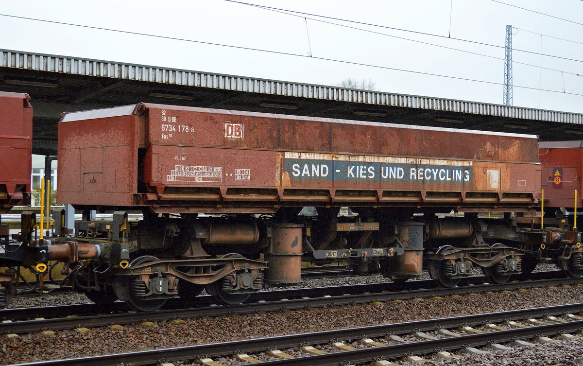 Älterer Vierachsiger Schüttgutkippwagen der DB mit der Nr. 82 80 D-DB 6734 178-8 Fas 126 am 22.02.17 in einem gemischten Güterzug Bf. Flughafen Berlin-Schönefeld.