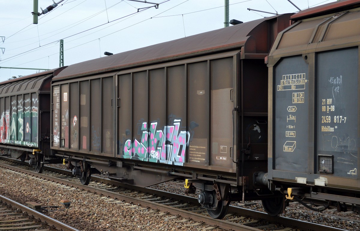 Älterer zweiachsiger, großräumiger Schiebewandwagen der DB mit der Nr. 21 RIV 80 D-DB 2473 604-1 Hbillns 303 am 09.10.14 Bhf. Flughafen Berlin-Schönefeld.