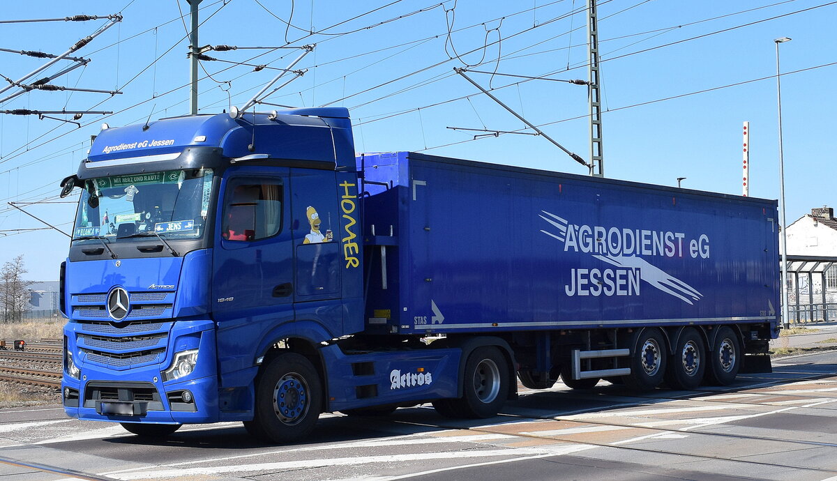 Agrodienst eG Jessen mit einem Sattelkipper mit MB ACTROS 1848 Zugmaschine am 20.03.25 Höhe Bahnübergang Bahnhof Rodleben.