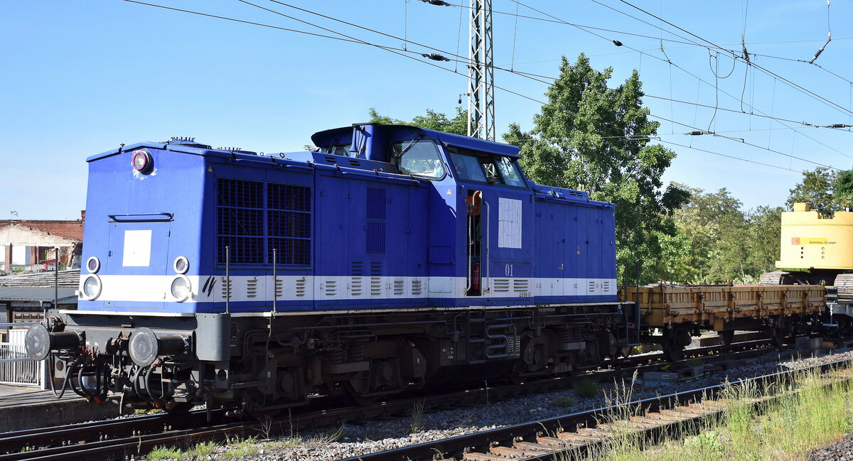 AHG Industry GmbH & Co. KG, Cottbus mit ihrer V 100 Diesellok  01   [NVR-Nummer: 98 80 3202 098-0 D-AHG] im Einsatz für die DB Bahnbau Gruppe mit u.a. der Kettenbohrramme Delmag G42B am Haken am 13.05.25 Höhe Bahnhof Magdeburg-Neustadt.