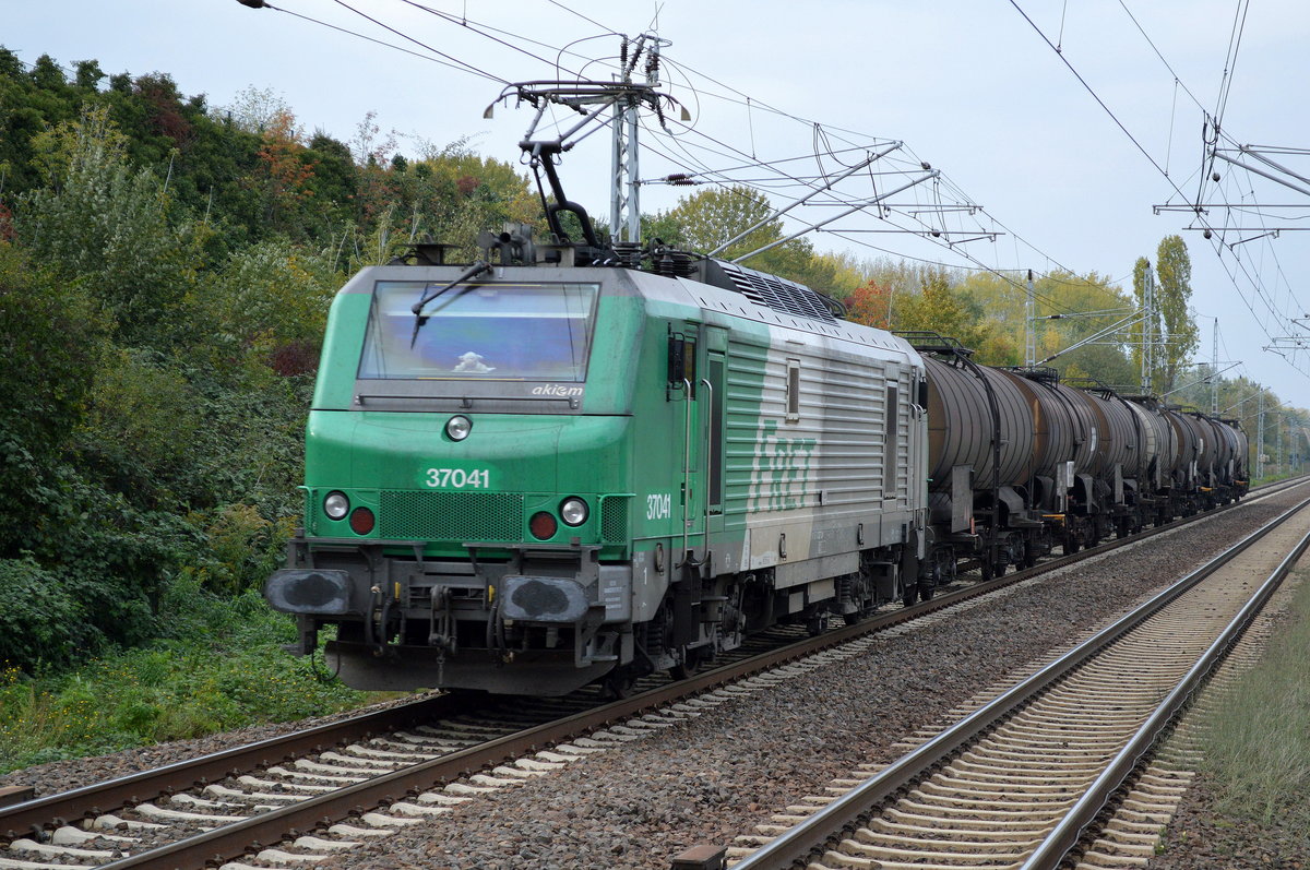 akiem 37041 für CTL mit einem Kurzzug Kesselwagen (geschmolzenes Schwefel) am 14.10.16 Berlin-Hohenschönhausen.