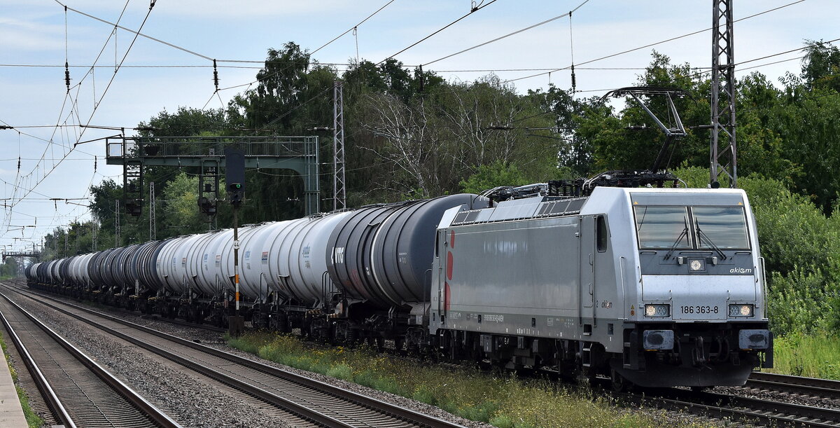 Akiem Lok  186 363-8  [NVR-Nummer: 91 80 6186 363-8 D-AKIEM], tagesaktueller Leasinguntern.?    mit Kesselwagenzug am 07.08.25 Höhe S-Bahnhof Dedensen/​Gümmer.