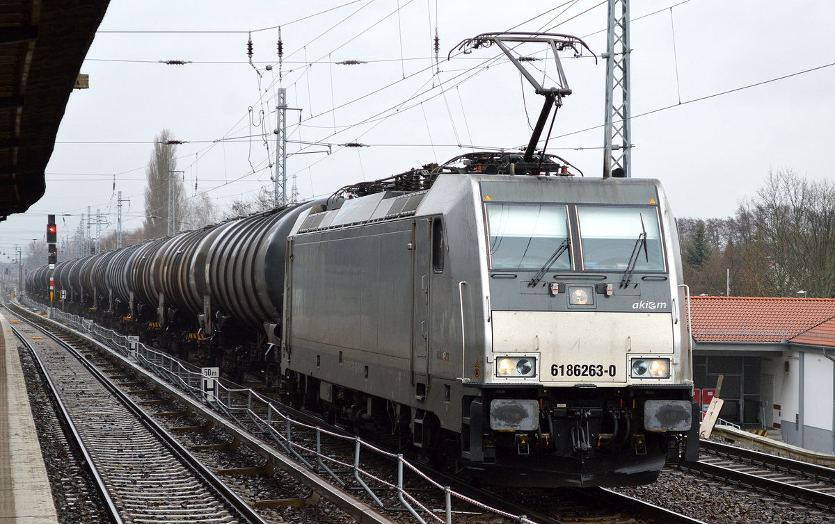 Akiem Mietlok 186 263-0 [NVR-Number: 91 80 6186 263-0 D-AKIEM, Bombardier Bj.2014] für CTL mit Kesselwagenzug (Ethanol-Lieferung) am 23.02.17 Berlin-Karow.