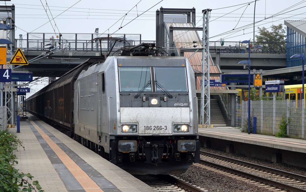 Akiem Mietlok 186 266-3 für CTL mit Ganzzug Schiebewandwagen am 06.10.15 Berlin-Hohenschönhausen.