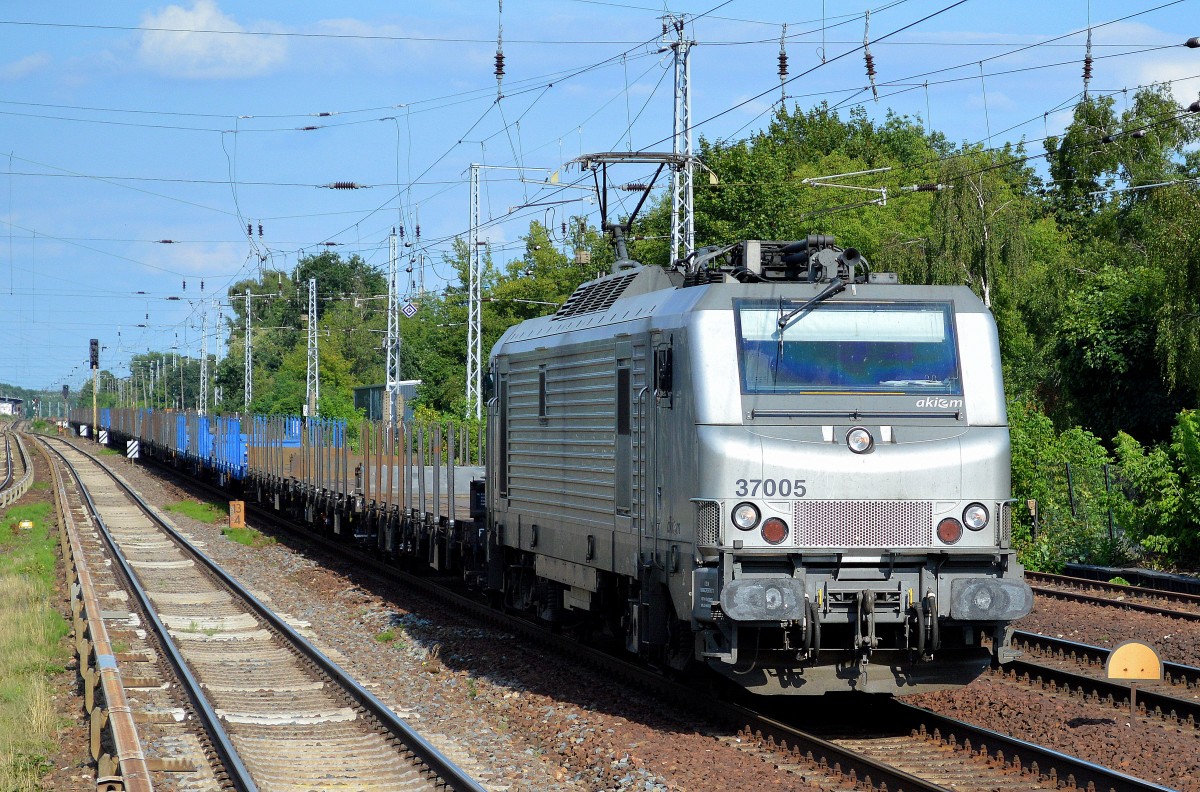 Akiem Mietlok 37005 wohl für die mcm logistics GmbH einem Unternehmen der LTH-Gruppe im Einsatz mit einem Ganzzug vor allem polnischer Drehgestell-Flachwagen mit Rungen (leer) am 15.07.15 Berlin-Hirschgarten.
