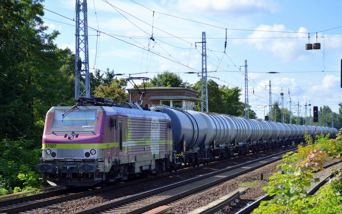 Akiem Mietlok 37027 (91 87 0 37027-6 F-AKIEM) mit Kesselwagenzug Richtung Schwedt am 27.08.14 