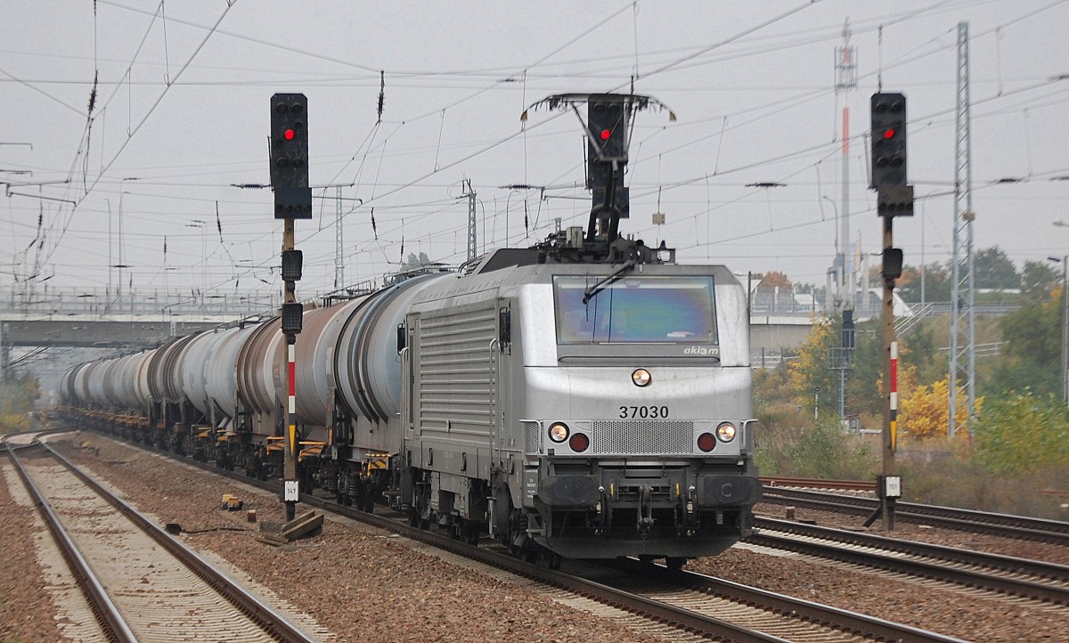 Akiem Mietlok 37030 f�r CTL t�tig mit Kesselwagenzug am 09.10.13 Bhf. Flughafen Berlin-Sch�nefeld.