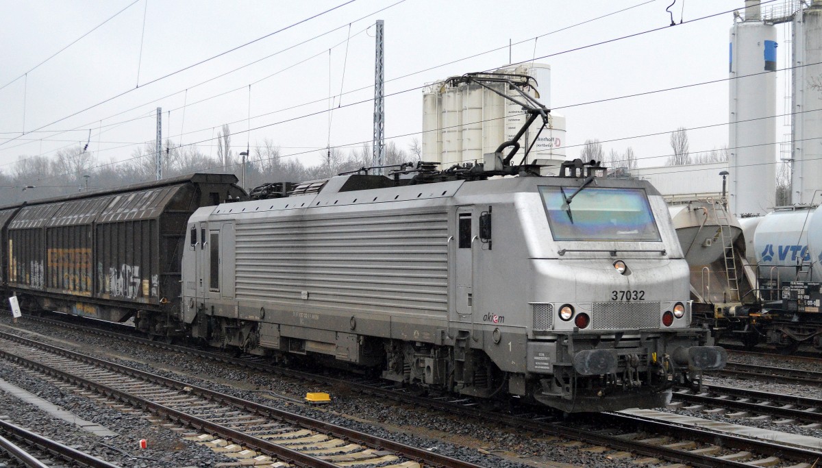 Akiem Mietlok 37032 (91 87 0037 032-6 F-AKIEM) für CTL mit Ganzzug Schiebewandwagen Richtung Berlin-Spandau am 20.01.15 Berlin Greifswalder Str.
