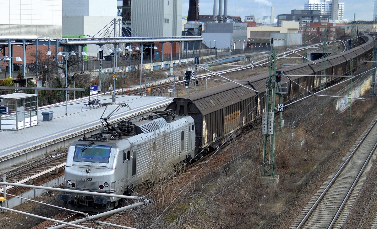 Akiem Mietlok 37032 von CTL mit Ganzzug Schiebewandwagen am 29.01.15 Berlin Putlitzbrücke.