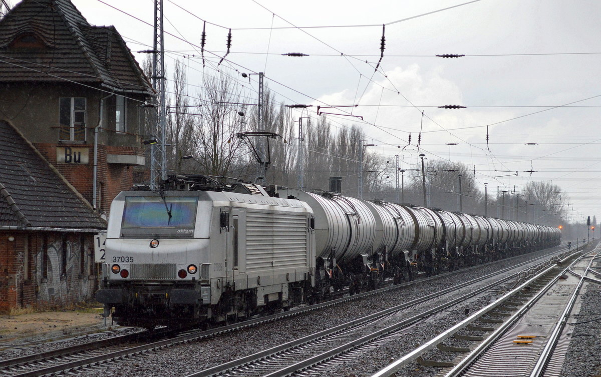 akiem Mietlok 37035[NVR-Number: 91 87 0037 035-9 F-AKIEM, Alstom Bj.2006] für CFL Cargo mit einem Kesselwagenzug für umweltgefährdende flüssige Stoffe (leer) Richtung Stendell am 06.03.17 Berlin-Buch.
