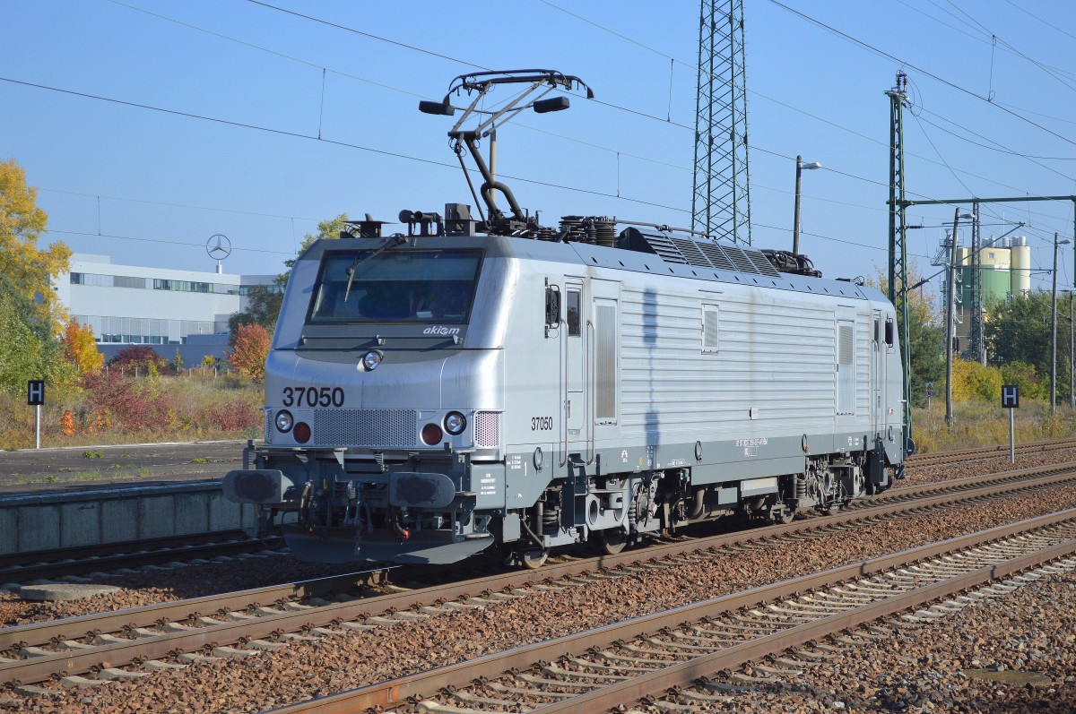 Akiem Mietlok 37050 (91 87 0037 050-8 F-AKIEM) für Captrain am 12.10.15 Durchfahrt Bhf. Flughafen Berlin-Schönefeld.