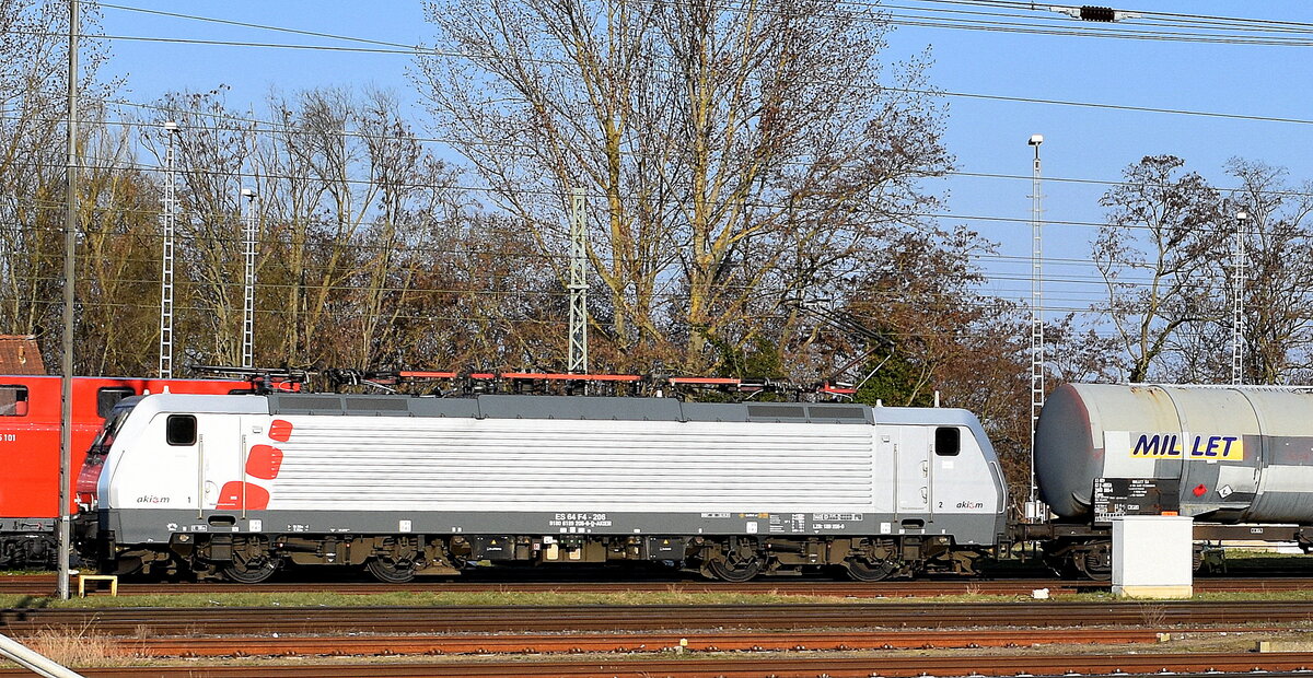 AKIEM SAS, Clichy [F] Lok  189 206  [NVR-Nummer: 91 80 6189 206-6 D-AKIEM], aktueller Leasingnehmer mir unbekannt mit einem Kesselwagenzug am 22.03.25 Höhe Bahnhof Frankfurt (Oder).