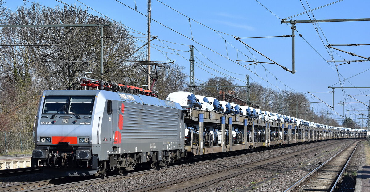 AKIEM SAS, Clichy [F] mit ihrer  189 209  [NVR-Nummer: 91 80 6189 209-0 D-AKIEM], aktueller Leasingnehmer unbekannt mit einem PKW-Transportzug am 27.03.25 Höhe Bahnhof Niederndodeleben.