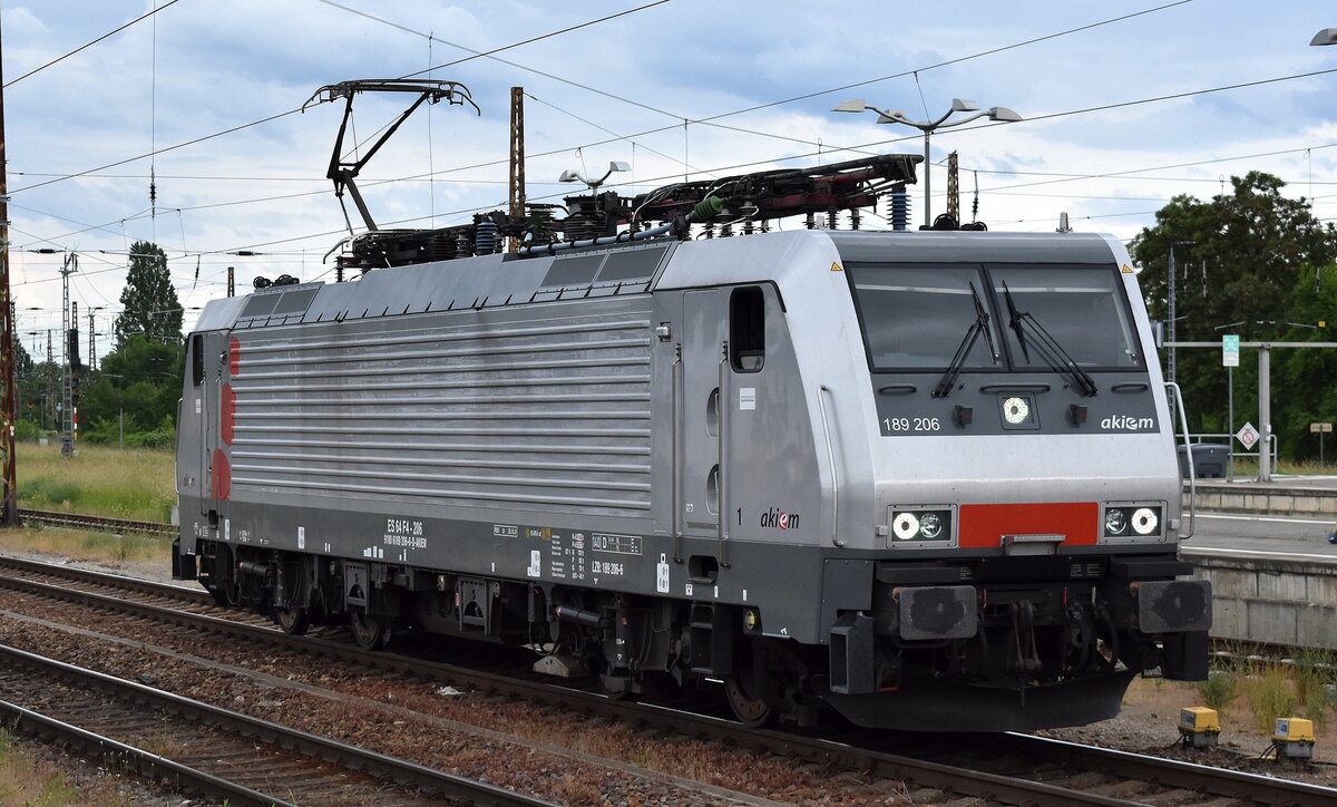 AKIEM SAS, Clichy [F]  mit ihrer  189 206  [NVR-Nummer: 91 80 6189 206-6 D-AKIEM], aktueller Leasingnehmer? am 04.06.25 Höhe Bahnhof Frankfurt/Oder.