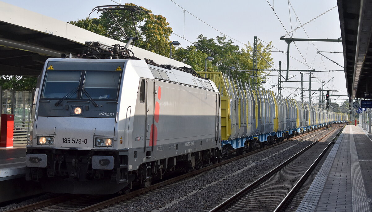 AKIEM SAS, Saint-Ouen [F] Lok  185 579-0  [NVR-Nummer: 91 80 6185 579-0 D-AKIEM], aktueller Leasingnehmer unbekannt mit einem Ganzzug innofreigt MANUAL SMART GIGAWOOD Wagen (leer) am 09.08.25 Durchfahrt Bahnhof Magdeburg Hbf.